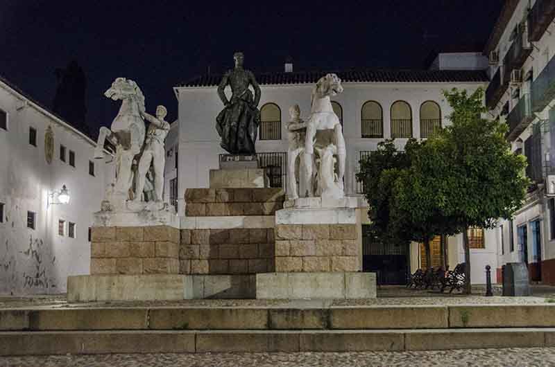 Córdoba 220 - plaza Conde de Priego - imagen nocturna.jpg